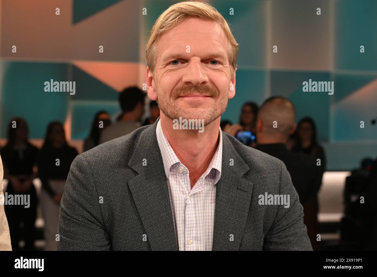 Köln, Deutschland. Mai 2024. Journalist Gordon Repinski, Chefredakteur des Nachrichtenportals Politico, Gast in der ARD-Talkshow hart aber Fair zum Thema Kampf für Europa. Gewinnen die Populisten? Horst Galuschka/dpa/Alamy Live News Stockfoto