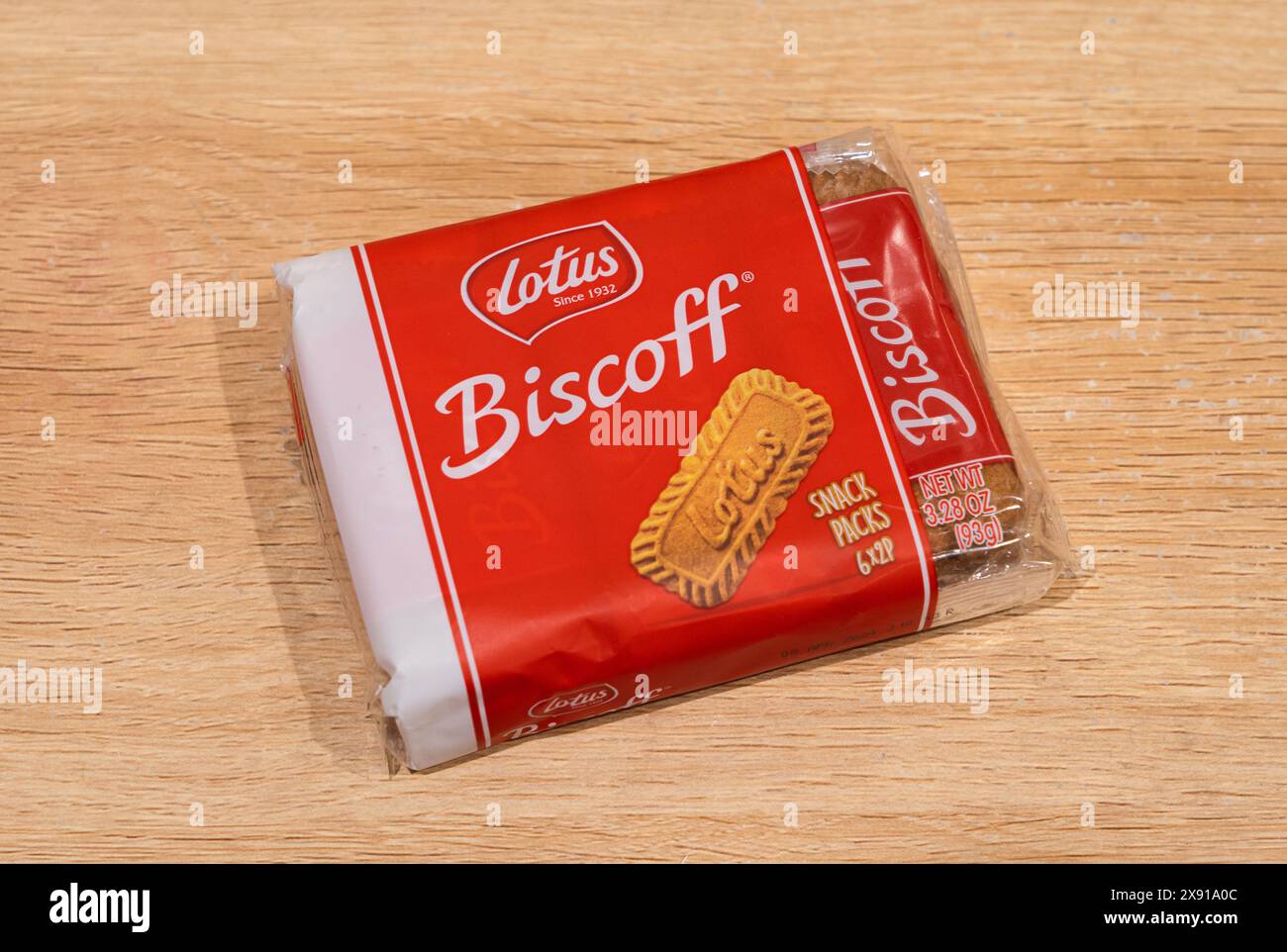 Eine Packung Lotus Biscoff Kekse auf hölzernem Hintergrund Stockfoto