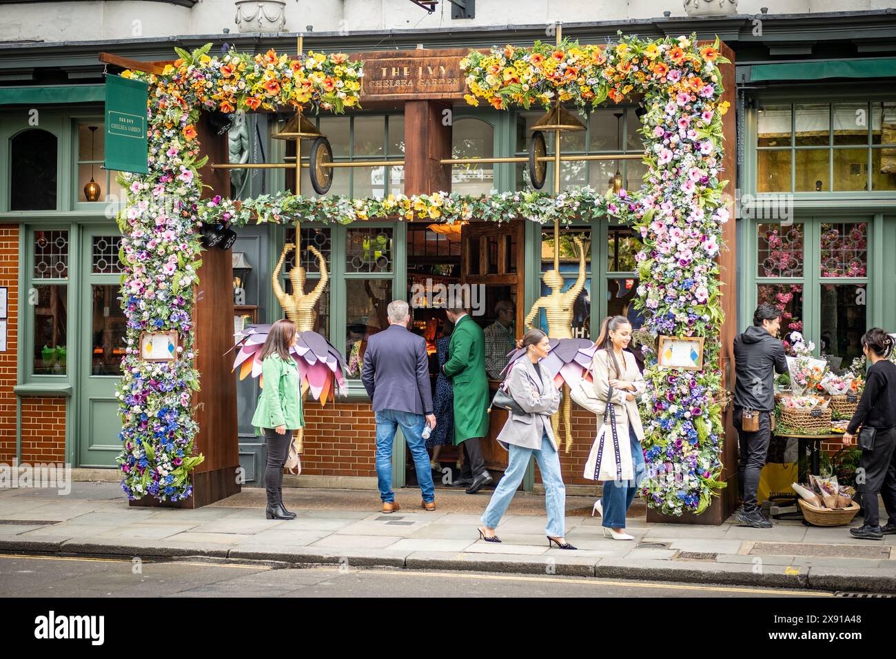 LONDON, 23. MAI 2024: The Ivy on Kings Road Chelsea Shopping Street Scene. Wahrzeichen Straße mit gehobenen Geschäften und Restaurants Stockfoto