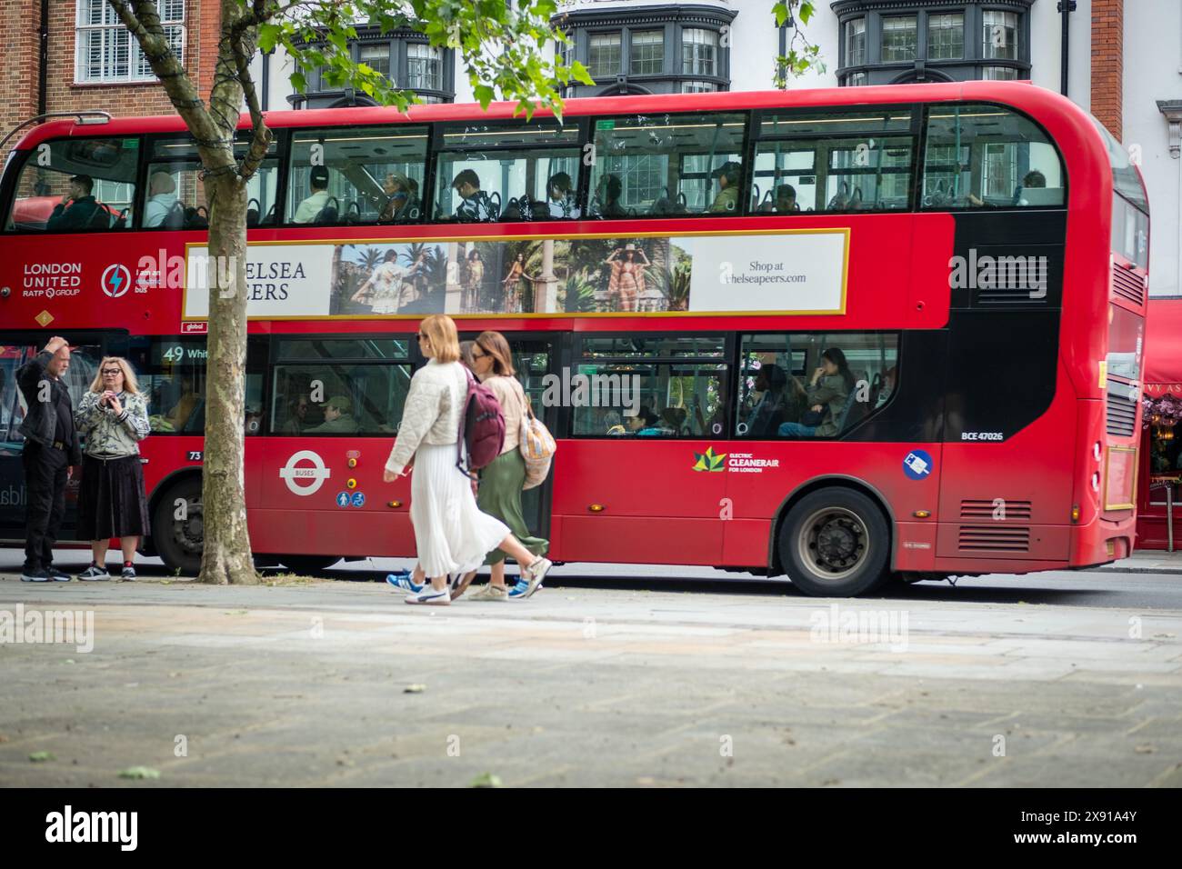 LONDON, 23. MAI 2024: Kings Road Chelsea Shoppingszene. Wahrzeichen Straße mit gehobenen Geschäften und Restaurants Stockfoto