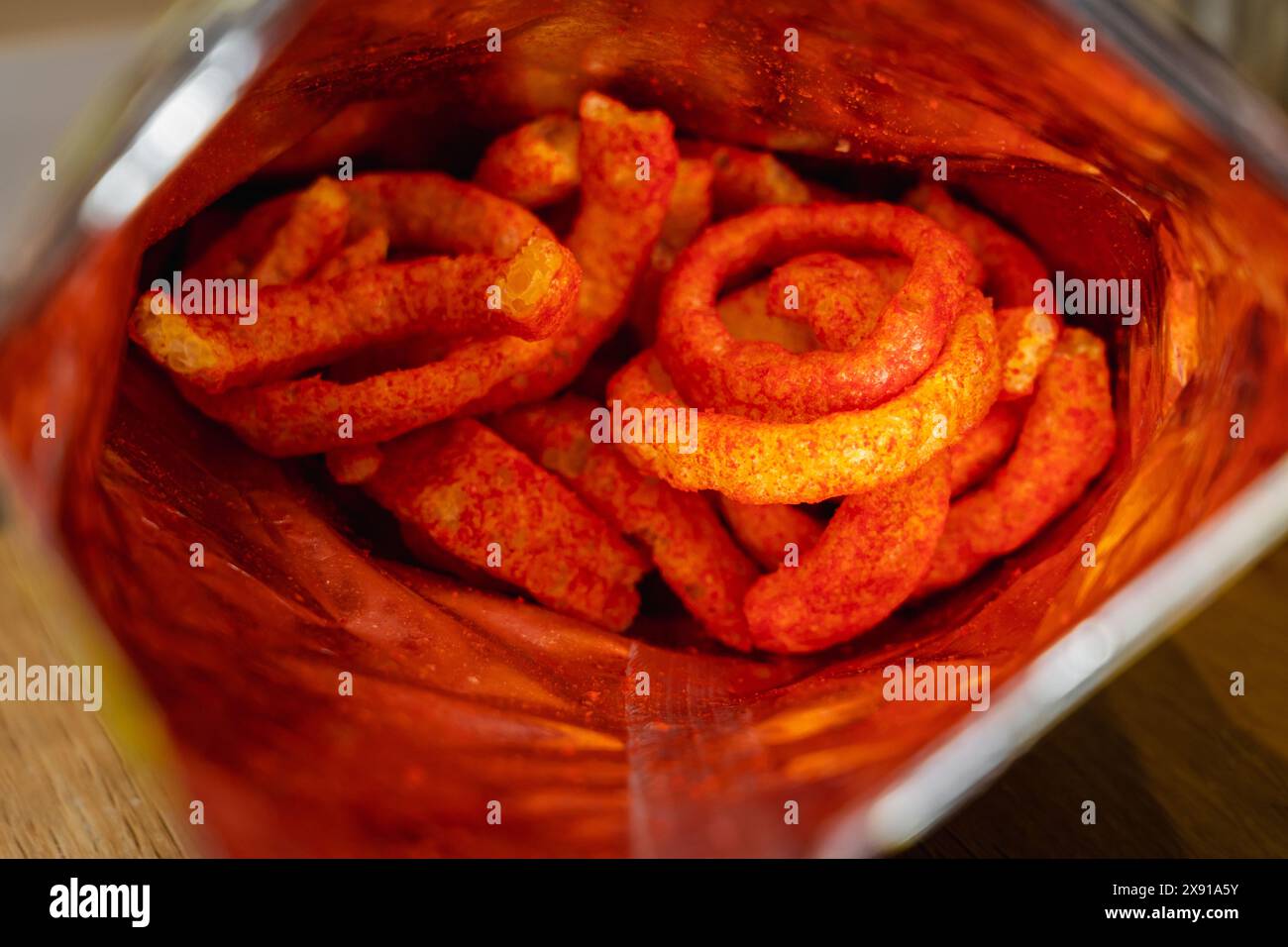 Scharfe rote Zwiebelringe in einer Snacktüte. Stockfoto