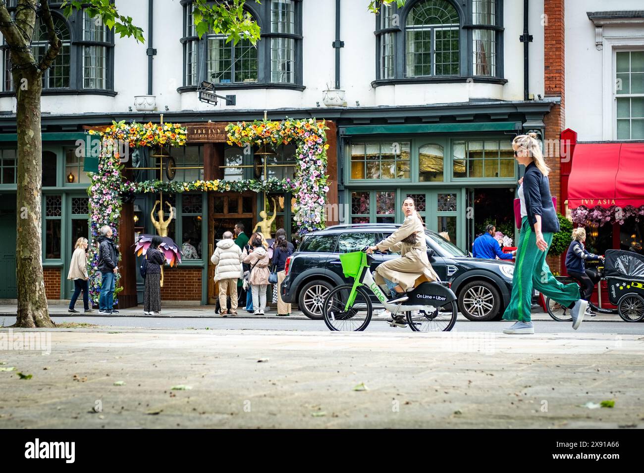 LONDON, 23. MAI 2024: The Ivy on Kings Road Chelsea Shopping Street Scene. Wahrzeichen Straße mit gehobenen Geschäften und Restaurants Stockfoto