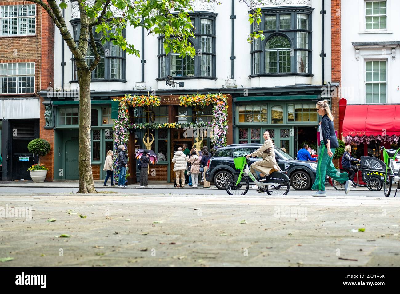 LONDON, 23. MAI 2024: The Ivy on Kings Road Chelsea Shopping Street Scene. Wahrzeichen Straße mit gehobenen Geschäften und Restaurants Stockfoto