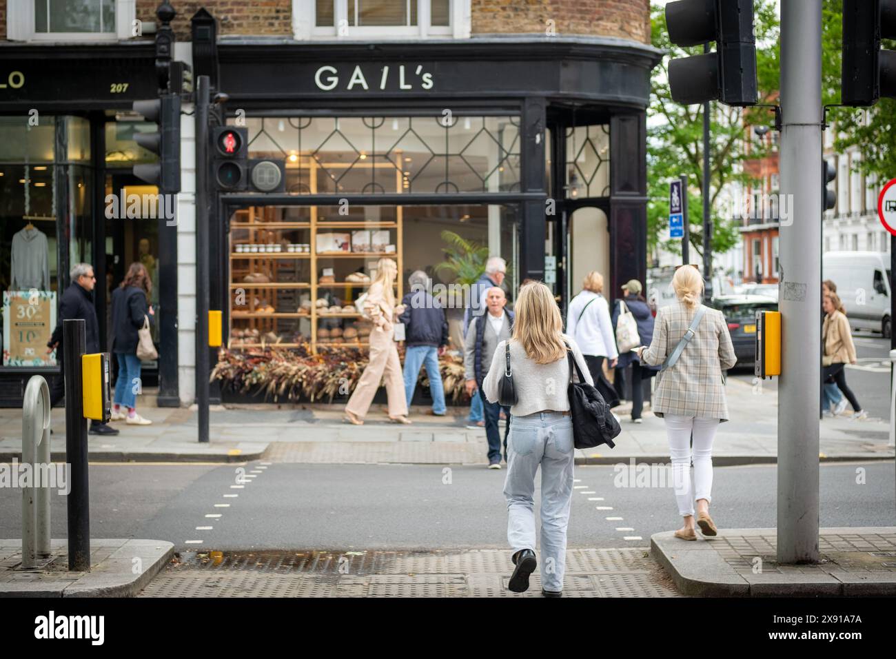 LONDON, 23. MAI 2024: Kings Road Chelsea Shoppingszene. Wahrzeichen Straße mit gehobenen Geschäften und Restaurants Stockfoto