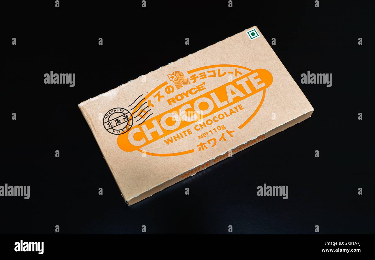 Eine Schachtel Royce White Chocolate auf schwarzem Hintergrund. Stockfoto