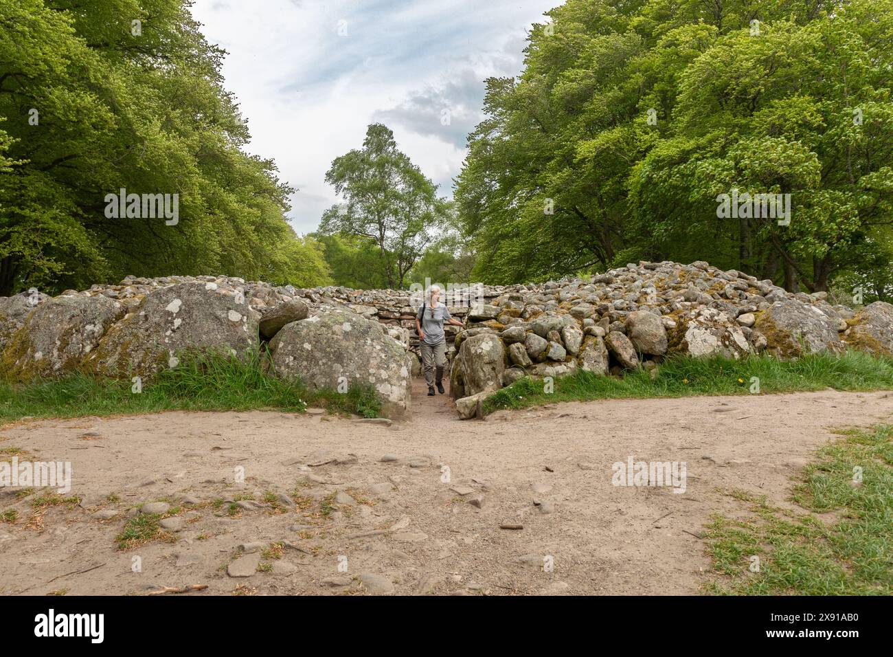 Eines der 4.000 Jahre alten Clava cairns   ein bronzezeitliches Grabdenkmal   in Balnuaran of Clava östlich von Inverness, Schottland. Stockfoto