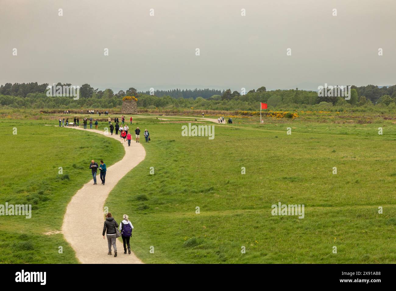 Besucher schlendern durch das Schlachtfeld von Culloden in der Nähe von Inverness. Die Stätte erlebte eine blutige Schlacht, in der britische Truppen 1745 jakobittische Rebellen niederschlugen. Stockfoto