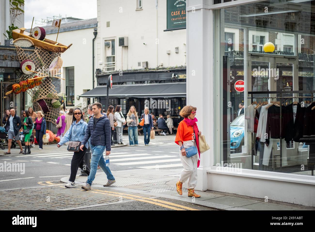 LONDON, 23. MAI 2024: Kings Road Chelsea Shoppingszene. Wahrzeichen Straße mit gehobenen Geschäften und Restaurants Stockfoto