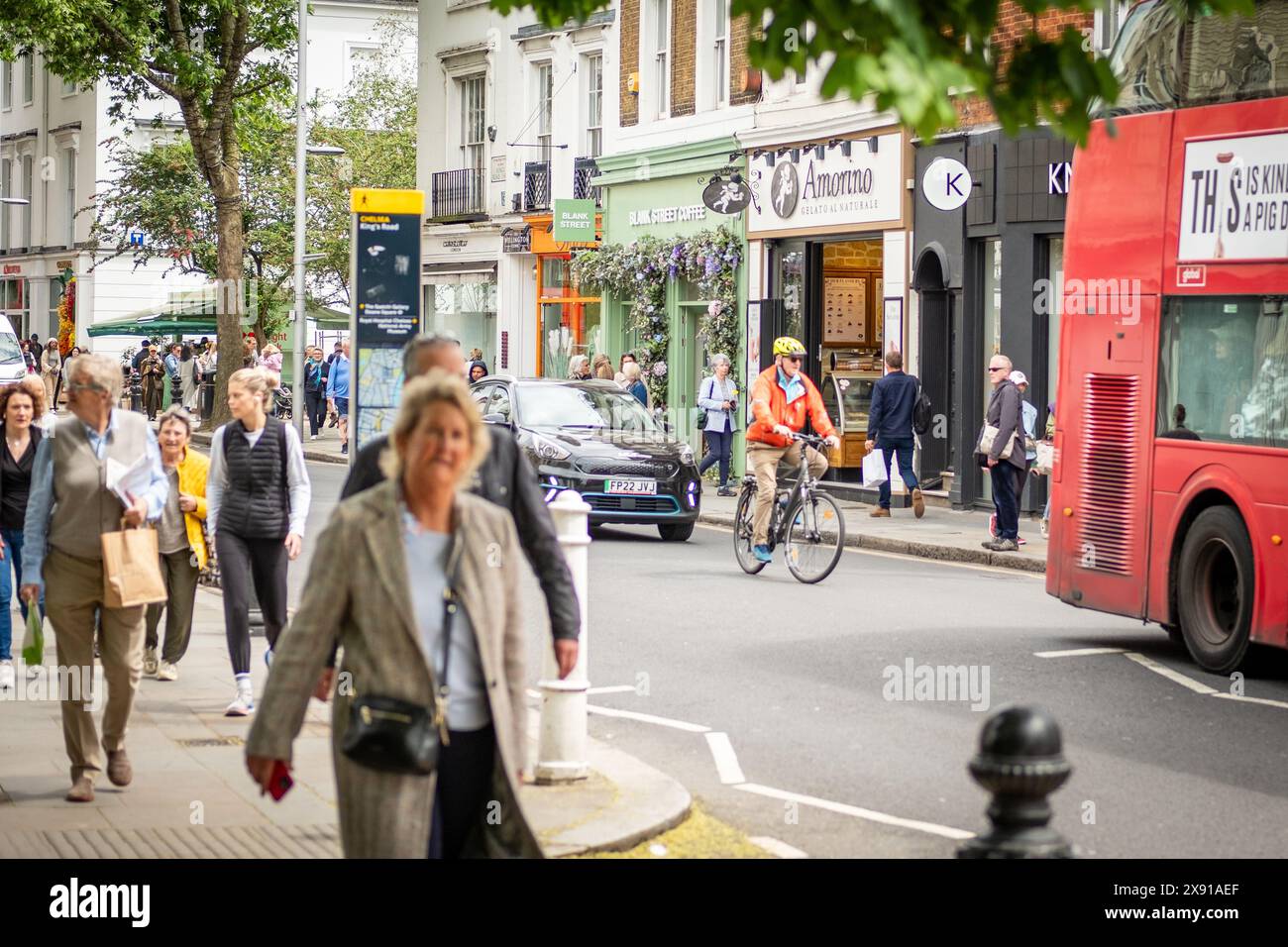 LONDON, 23. MAI 2024: Kings Road Chelsea Shoppingszene. Wahrzeichen Straße mit gehobenen Geschäften und Restaurants Stockfoto