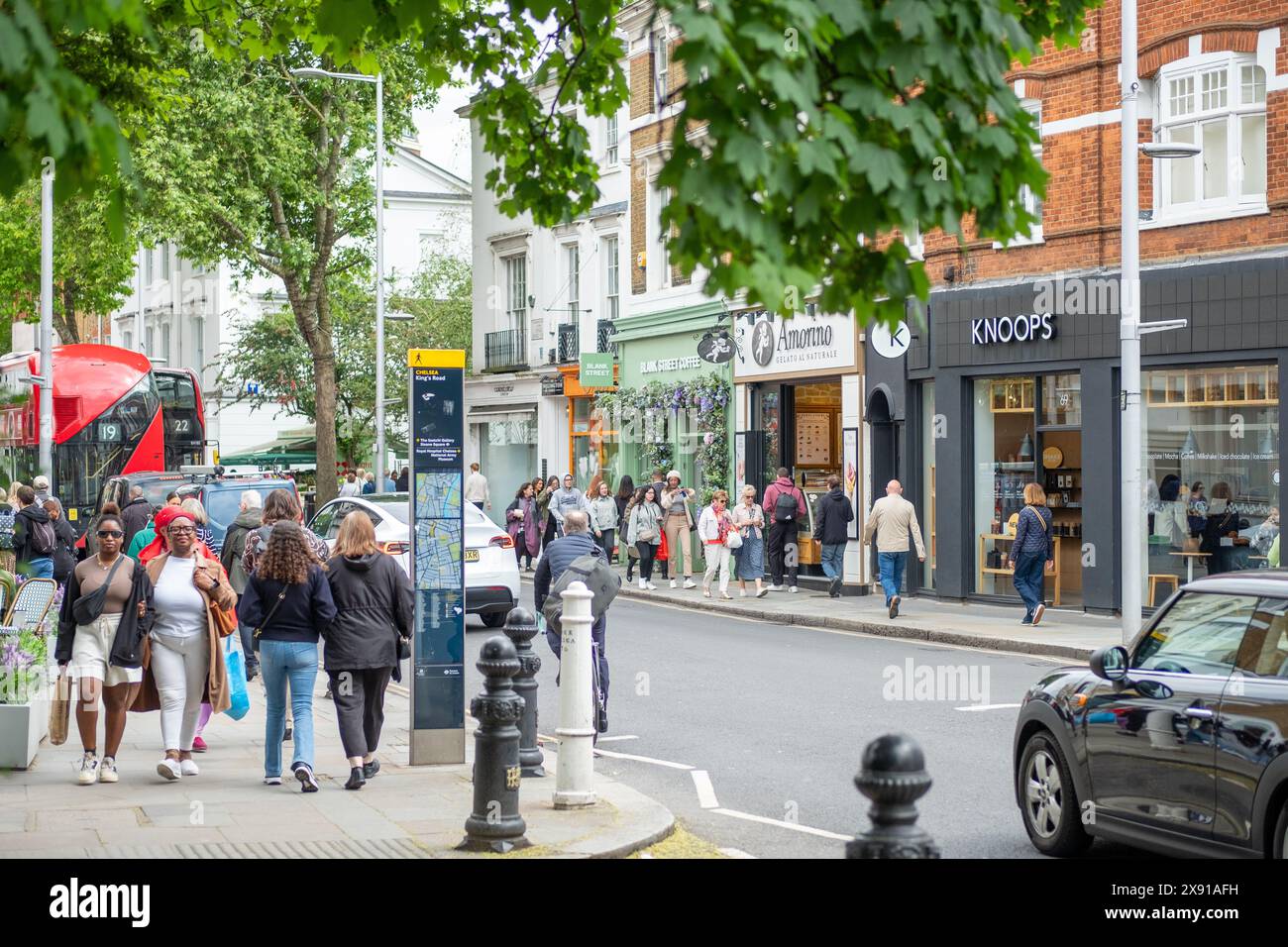 LONDON, 23. MAI 2024: Kings Road Chelsea Shoppingszene. Wahrzeichen Straße mit gehobenen Geschäften und Restaurants Stockfoto