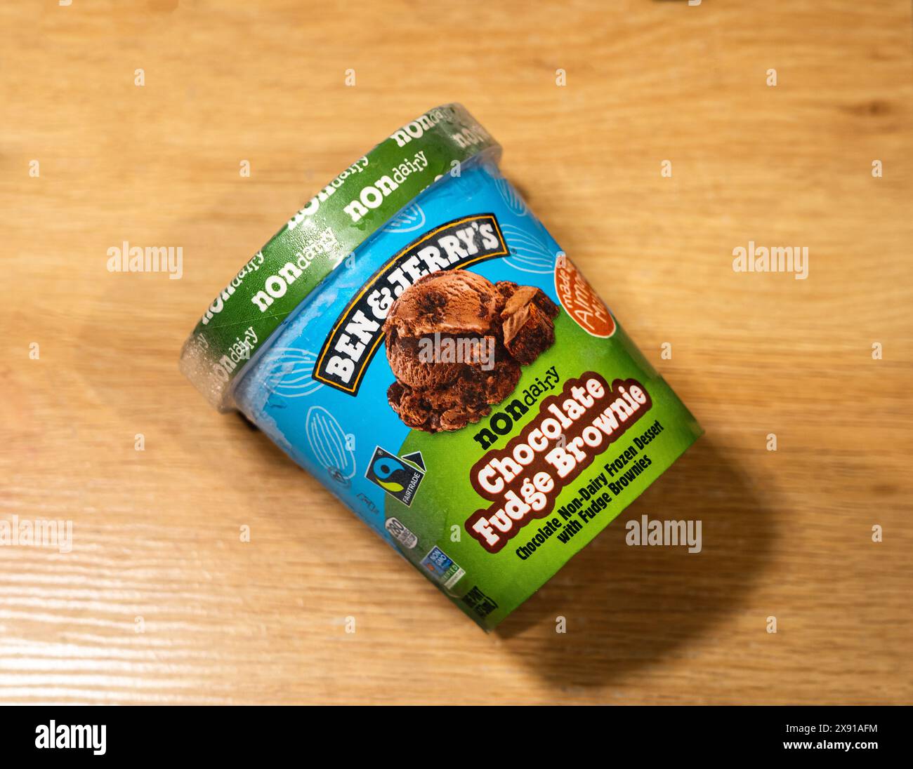 Ben and Jerry's Chocolate Fudge Brownie Non-Milcheis auf hölzernem Hintergrund. Stockfoto