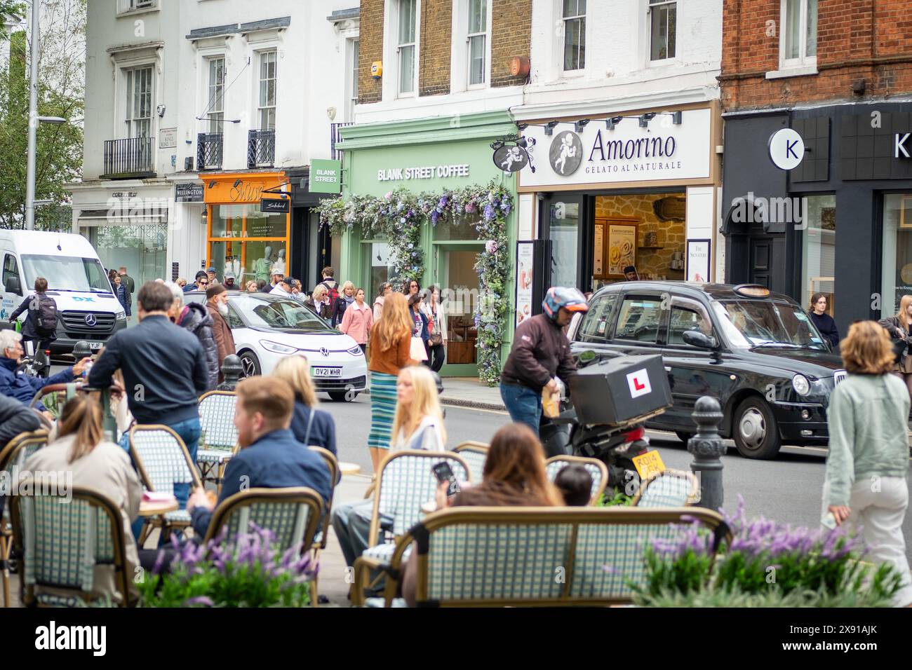 LONDON, 23. MAI 2024: Kings Road Chelsea Shoppingszene. Wahrzeichen Straße mit gehobenen Geschäften und Restaurants Stockfoto