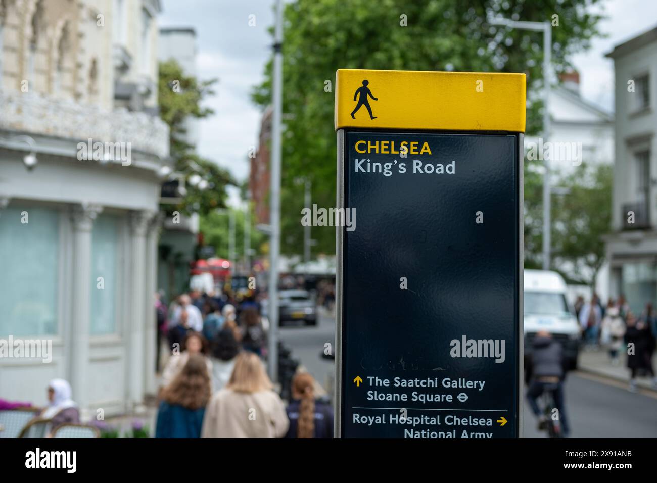 LONDON, 23. MAI 2024: Kings Road Chelsea Shoppingszene. Wahrzeichen Straße mit gehobenen Geschäften und Restaurants Stockfoto