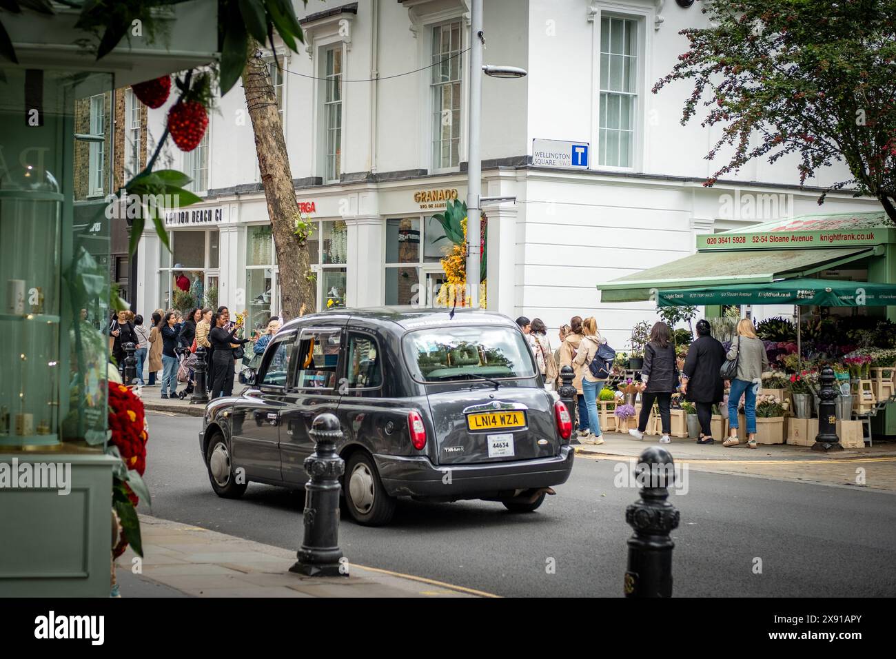 LONDON, 23. MAI 2024: Kings Road Chelsea Shoppingszene. Wahrzeichen Straße mit gehobenen Geschäften und Restaurants Stockfoto