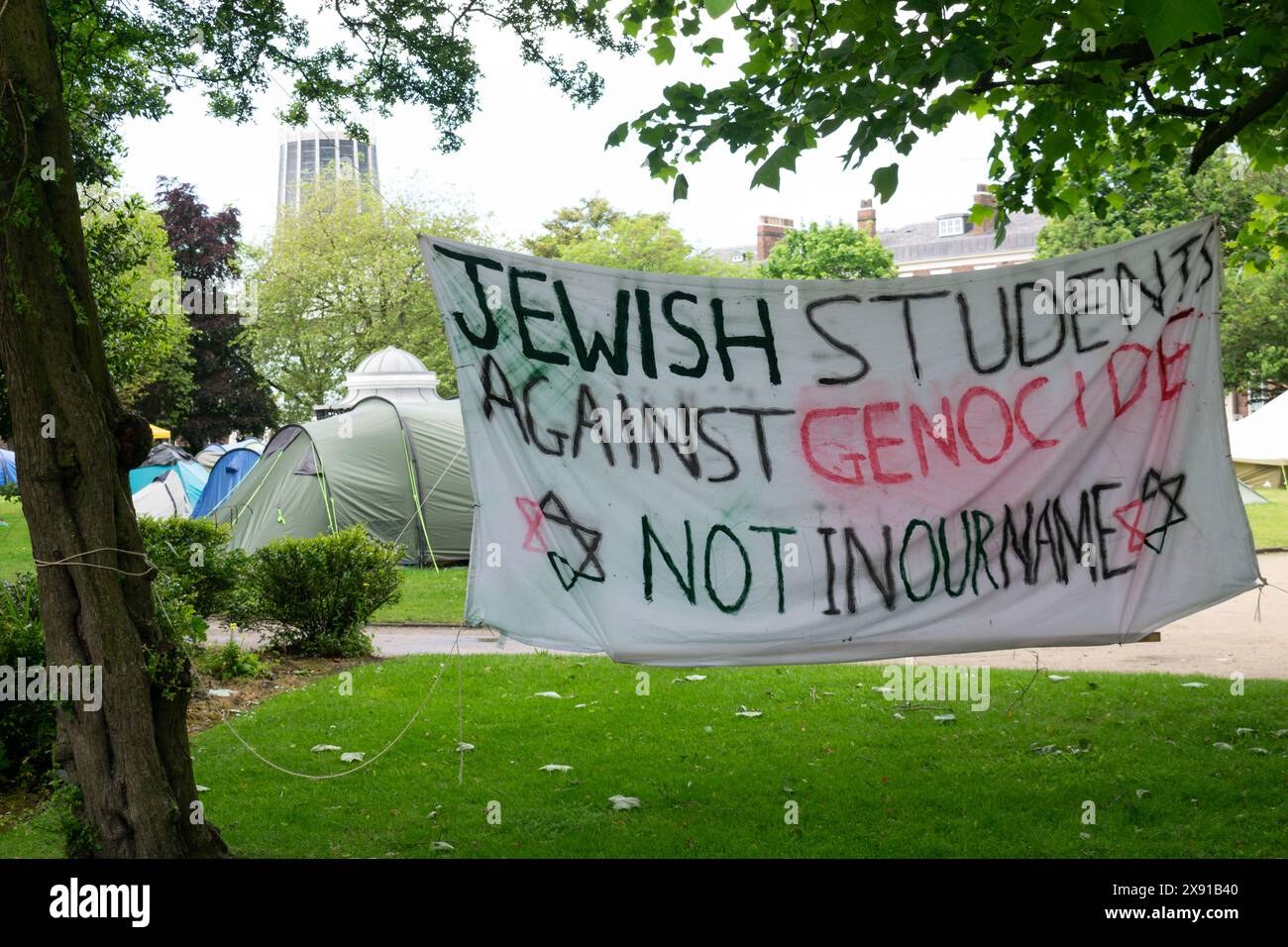 Protest an der Universität Liverpool, Abercromby Square. Unterschrift jüdische Studenten gegen Völkermord Stockfoto