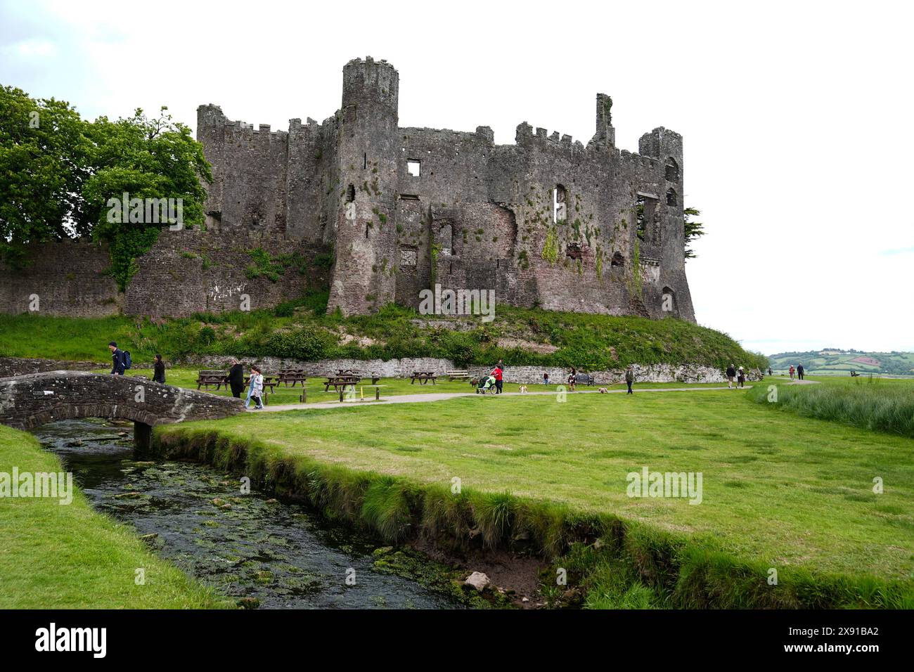 Laugharne Castle in Laugharne, Carmarthenshire, Wales. Die Burg an der Mündung des Flusses Tâf wurde ursprünglich 1116 errichtet. Sie wurde als normannische Festung wiederaufgebaut. Bilddatum: Montag, 27. Mai 2024. Das Foto sollte lauten: David Davies/PA Wire. Stockfoto