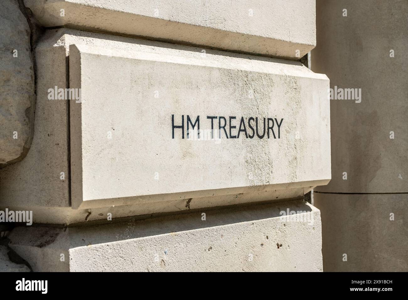 LONDON, 23. MAI 2024: HM Treasury Building an Horse Guard Road, Whitehall. Das Wirtschafts- und finanzministerium der britischen Regierung Stockfoto