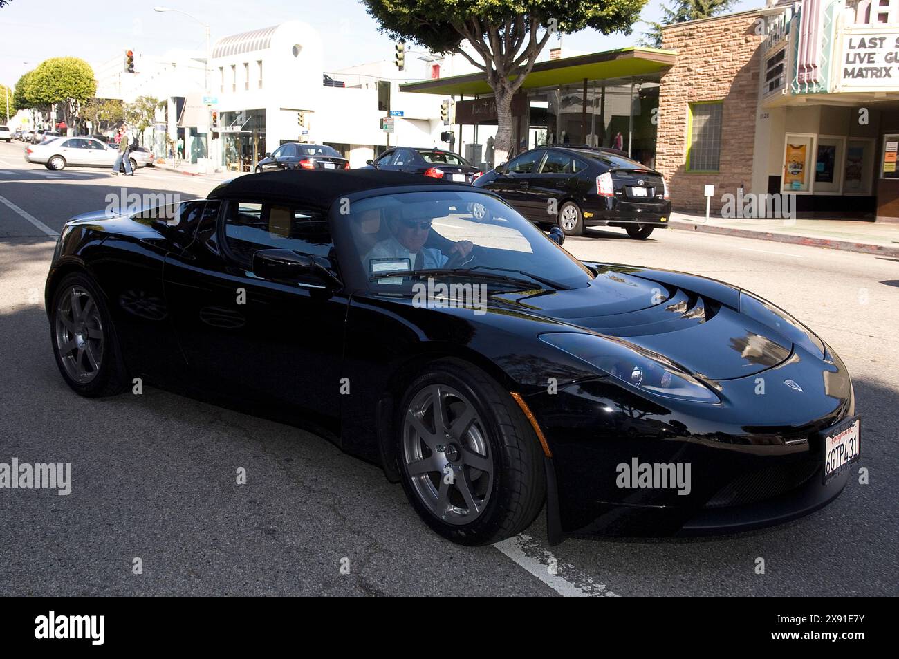 Santa Monica, Kalifornien, 25. März 2009. Dustin Hoffman hat ein neues Auto, der Tesla Roadster ist ein rein elektrischer Sportwagen, der von der Elektroautos fi produziert wird Stockfoto