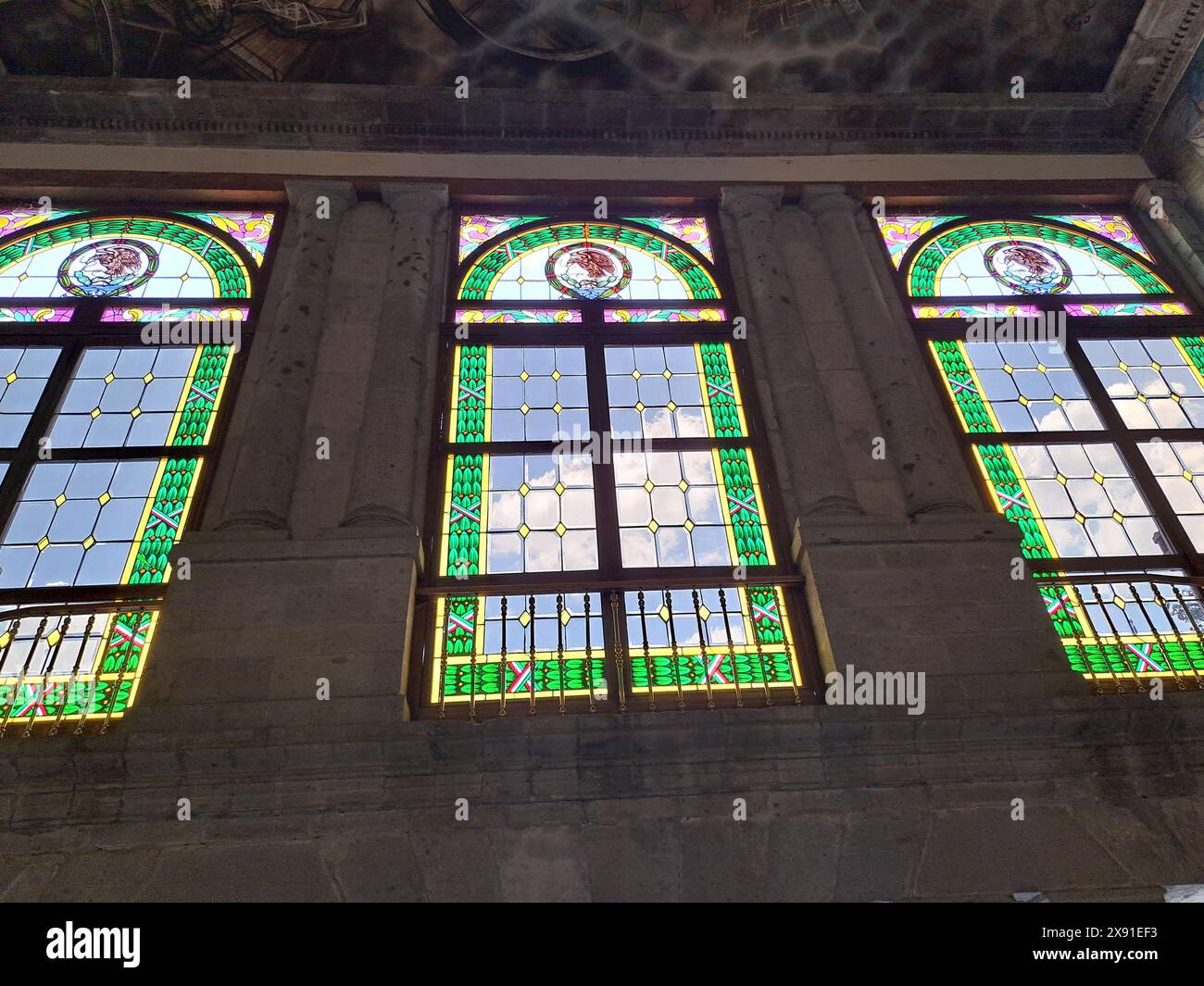 Mexiko-Stadt, Mexiko - 9. August 2023: Buntglasfenster griechischer Göttinnen in Chapultepec Castle in einem weitläufigen Flur namens Lead Gallery Stockfoto