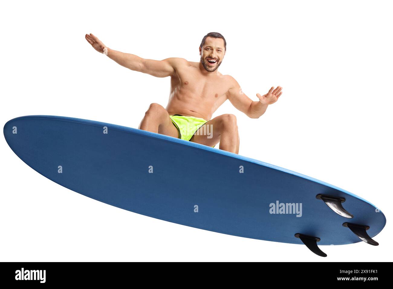 Mann, der auf einem Surfbrett reitet und auf weißem Hintergrund lächelt Stockfoto