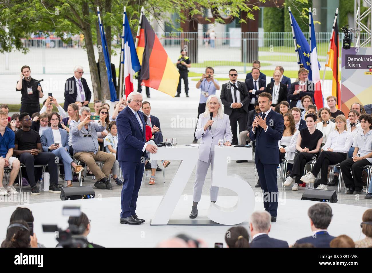 Frank-Walter Steinmeier (Präsident der Bundesrepublik Deutschland) und Emmanuel Macron (Präsident der Republik Frankreich) auf der Bühne Stockfoto