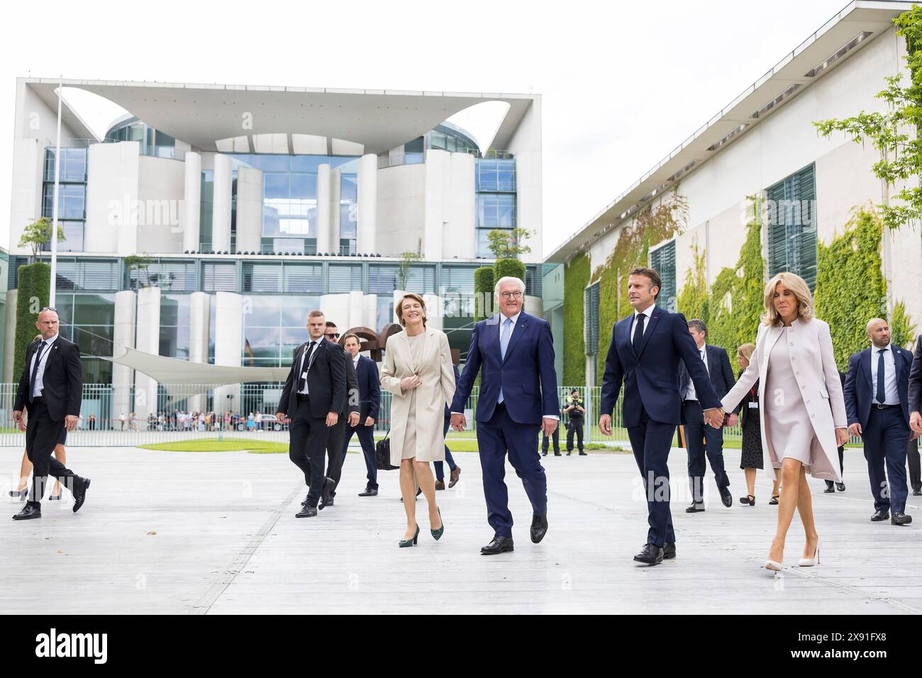Frank-Walter Steinmeier (Präsident der Bundesrepublik Deutschland) mit seiner Frau Elke Buedenbender und Emmanuel Macron (Präsident der Bundesrepublik Deutschland) Stockfoto