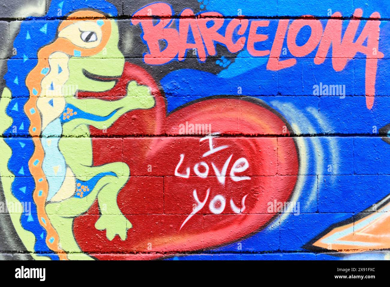 Barcelona, Katalonien, Spanien, Europa, Graffiti mit rotem Herzen und der Aufschrift „Ich liebe dich“, daneben „Barcelona“ auf einer blauen Backsteinmauer Stockfoto