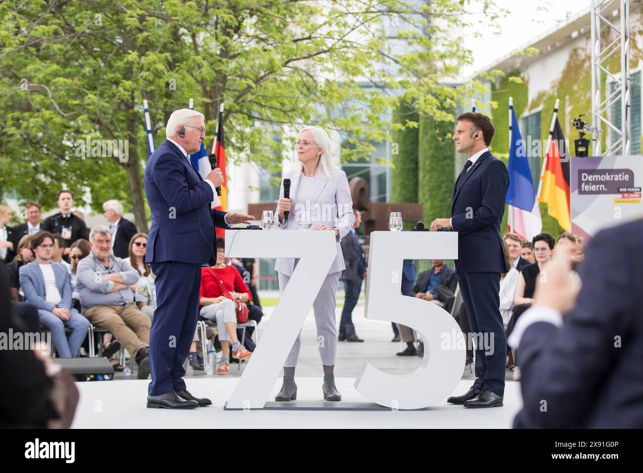 Frank-Walter Steinmeier (Präsident der Bundesrepublik Deutschland) und Emmanuel Macron (Präsident der Republik Frankreich) auf der Bühne Stockfoto