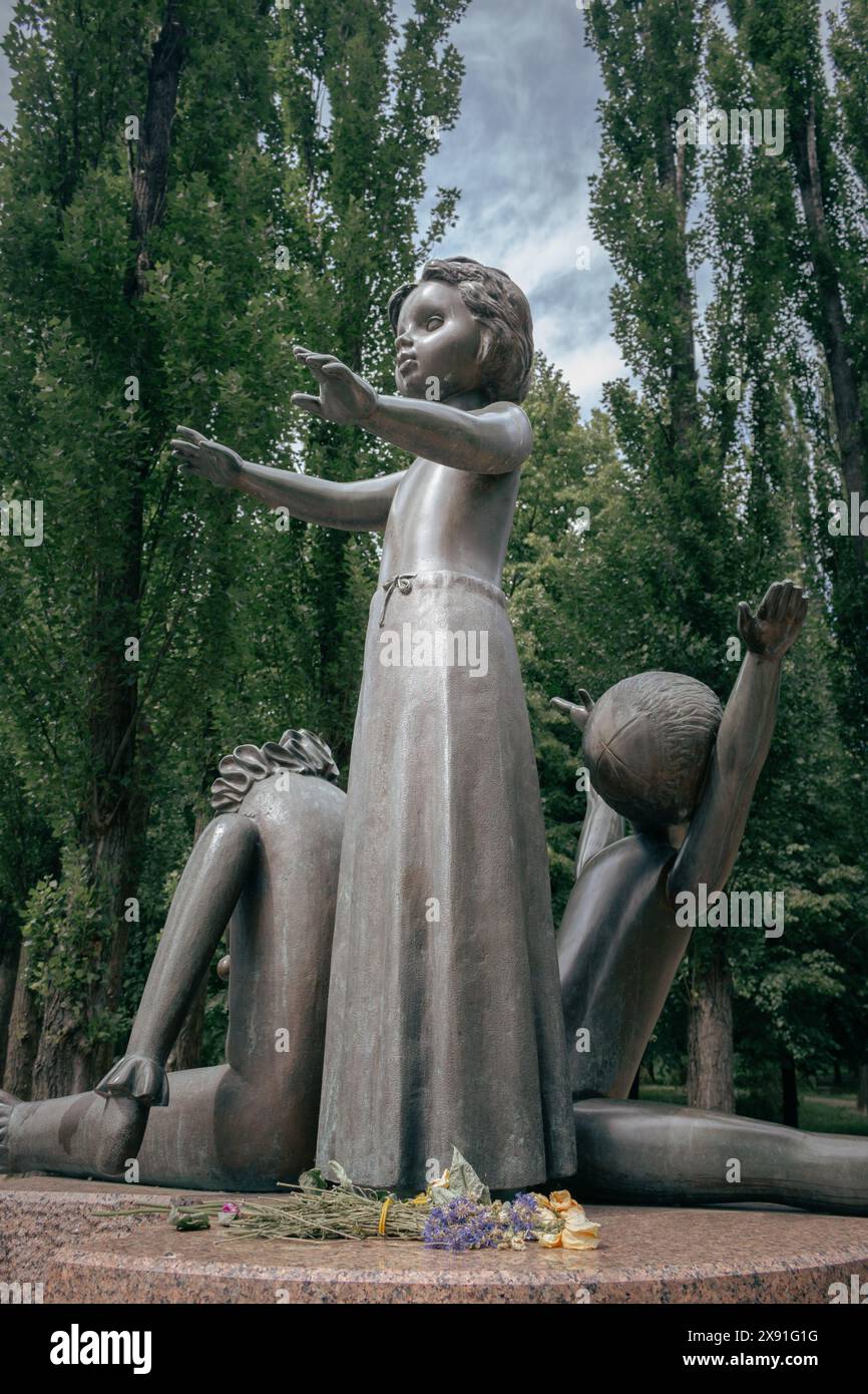 Kiew, Ukraine - 05 27 2024: Gedenkstatue für Kinder, die vom Faschismus im 2. Weltkrieg getötet wurden. Denkmal der Opfer des Holocaust im Babi Jar Park, Kiew. Stockfoto