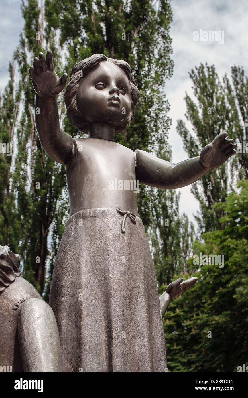 Kiew, Ukraine - 05 27 2024: Gedenkstatue für Kinder, die vom Faschismus im 2. Weltkrieg getötet wurden. Denkmal der Opfer des Holocaust im Babi Jar Park, Kiew. Stockfoto