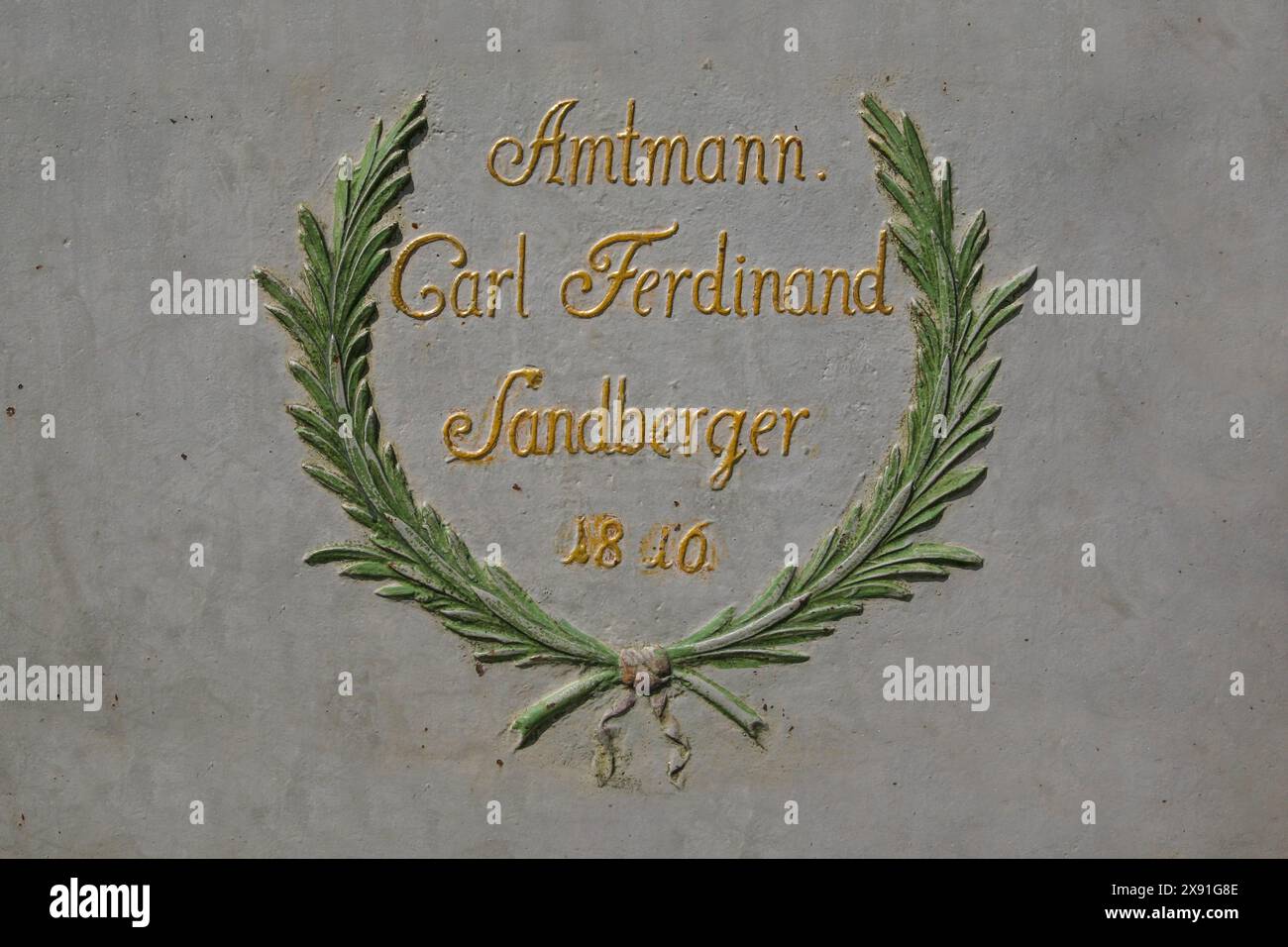 Detail des St. George's Fountain, Schriftzug auf der achteckigen gusseisernen Wanne von 1816, Gerichtsdiener Carl Ferdinand Sandberger, Buchstaben, Verweis auf die Stockfoto