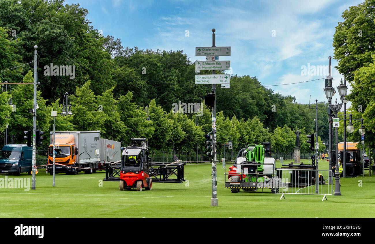 Brandenburger Tor und Straße des 17. Juni, Vorbereitungen für die Fanmeile anlässlich der Fußball-Europameisterschaft 2024, Berlin, Deutschland Stockfoto