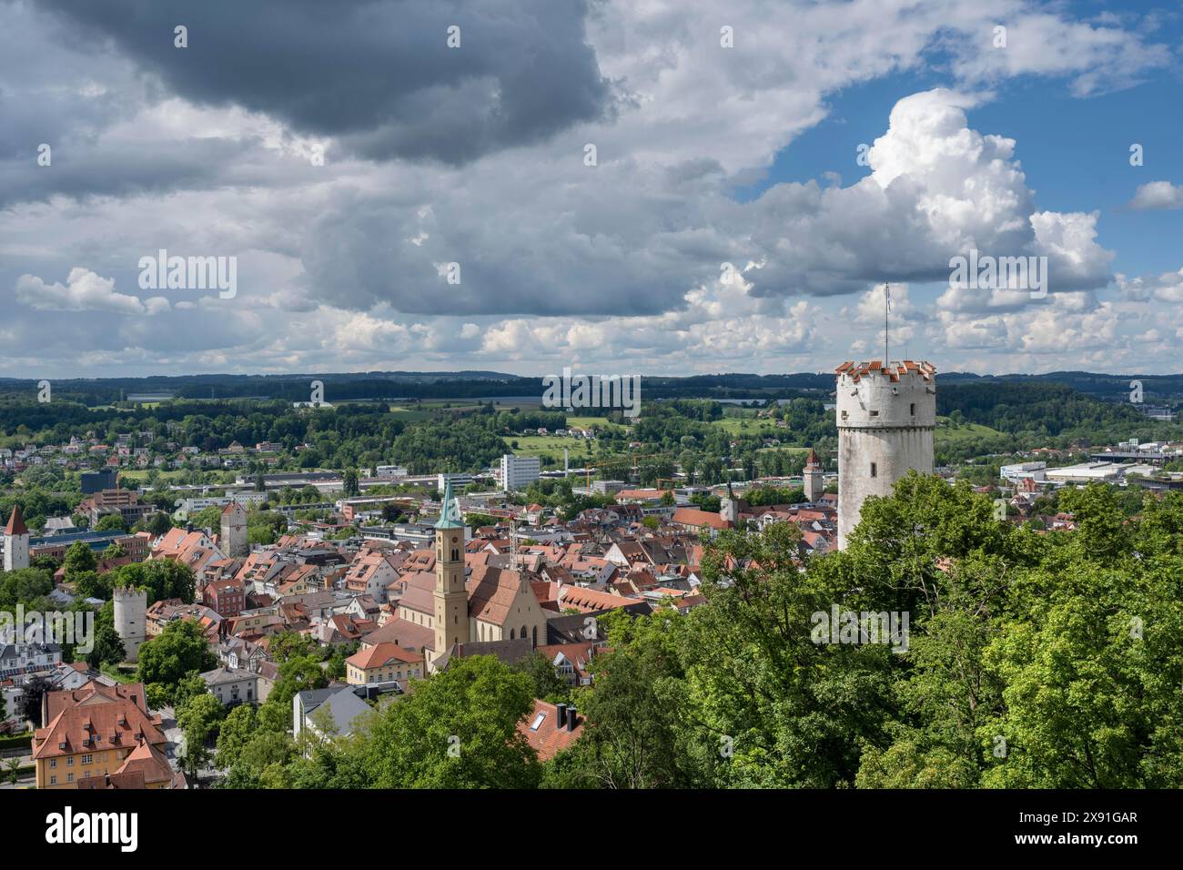 Blick auf die Altstadt von Ravensburg, rechts der 1425 erbaute Wehrturm Mehlsack, Stadtteil Ravensburg Stockfoto
