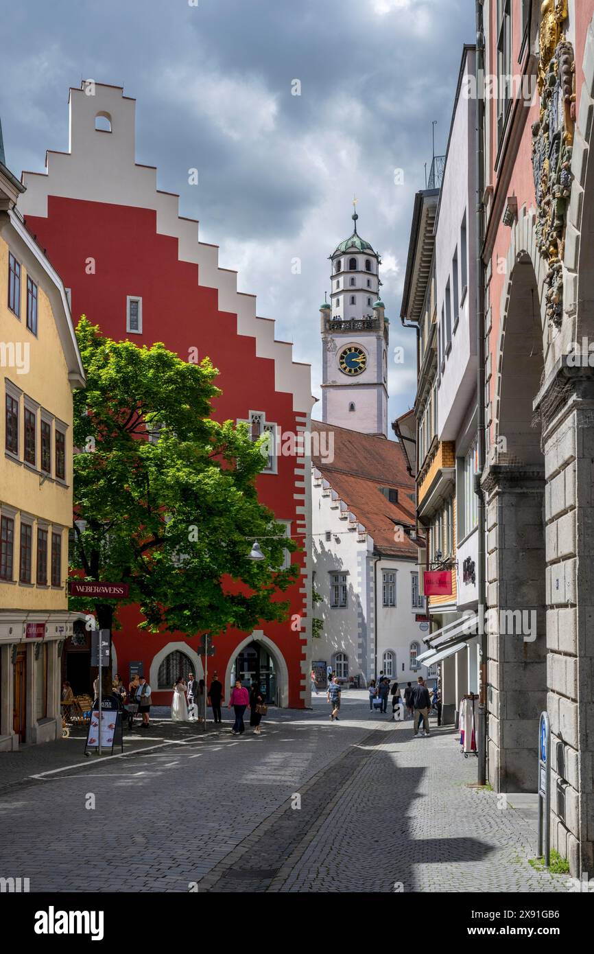 Blick über die Marktstraße in der historischen Altstadt von Ravensburg mit dem Blaserturm, links das Rathaus, Stadtteil Ravensburg Stockfoto