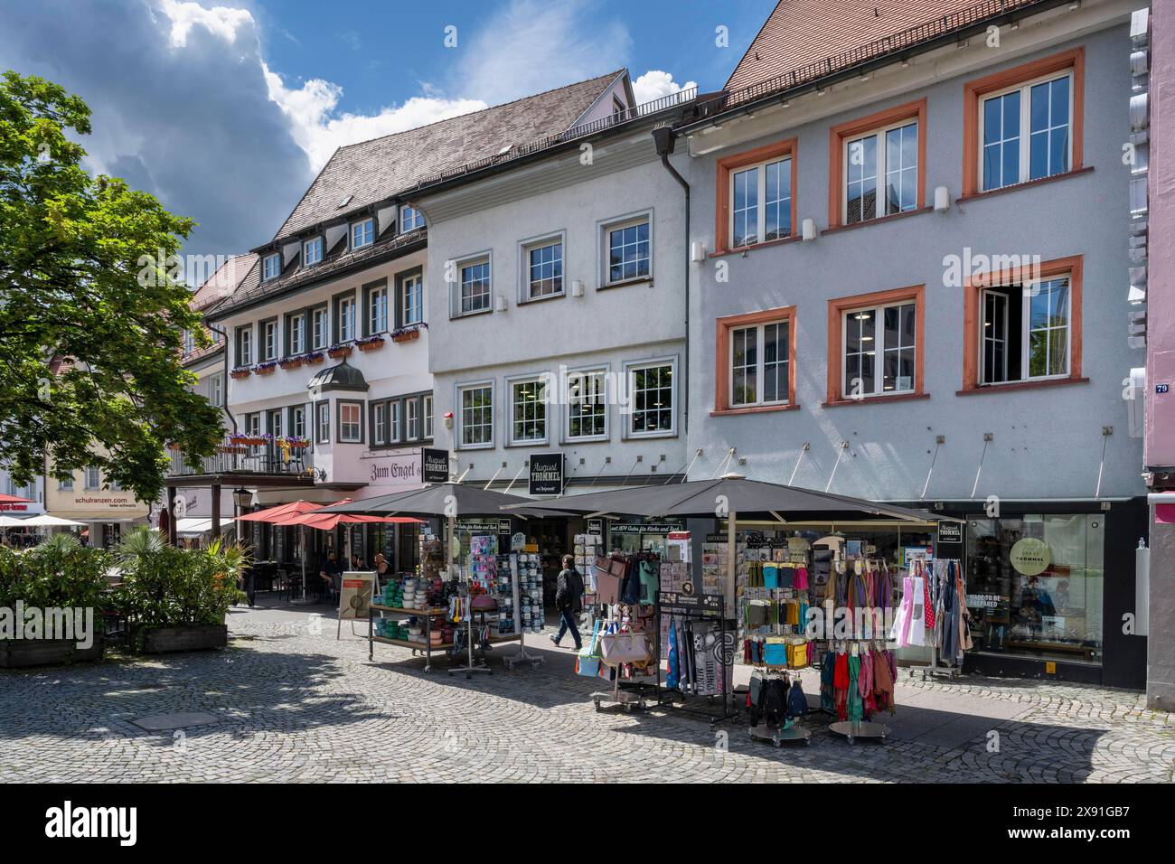 Shopreihe, Shoppen auf dem Holzmarkt in der historischen Altstadt von Ravensburg, Stadtteil Ravensburg, Baden-Wuerttemberg, Deutschland Stockfoto
