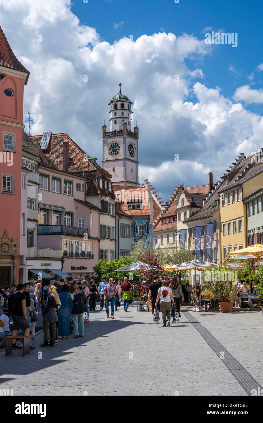 Gespinstmarkt, Fußgängerzone mit Blaserturm in der historischen Altstadt von Ravensburg, Bezirk Ravensburg, Baden-Württemberg, Deutschland Stockfoto