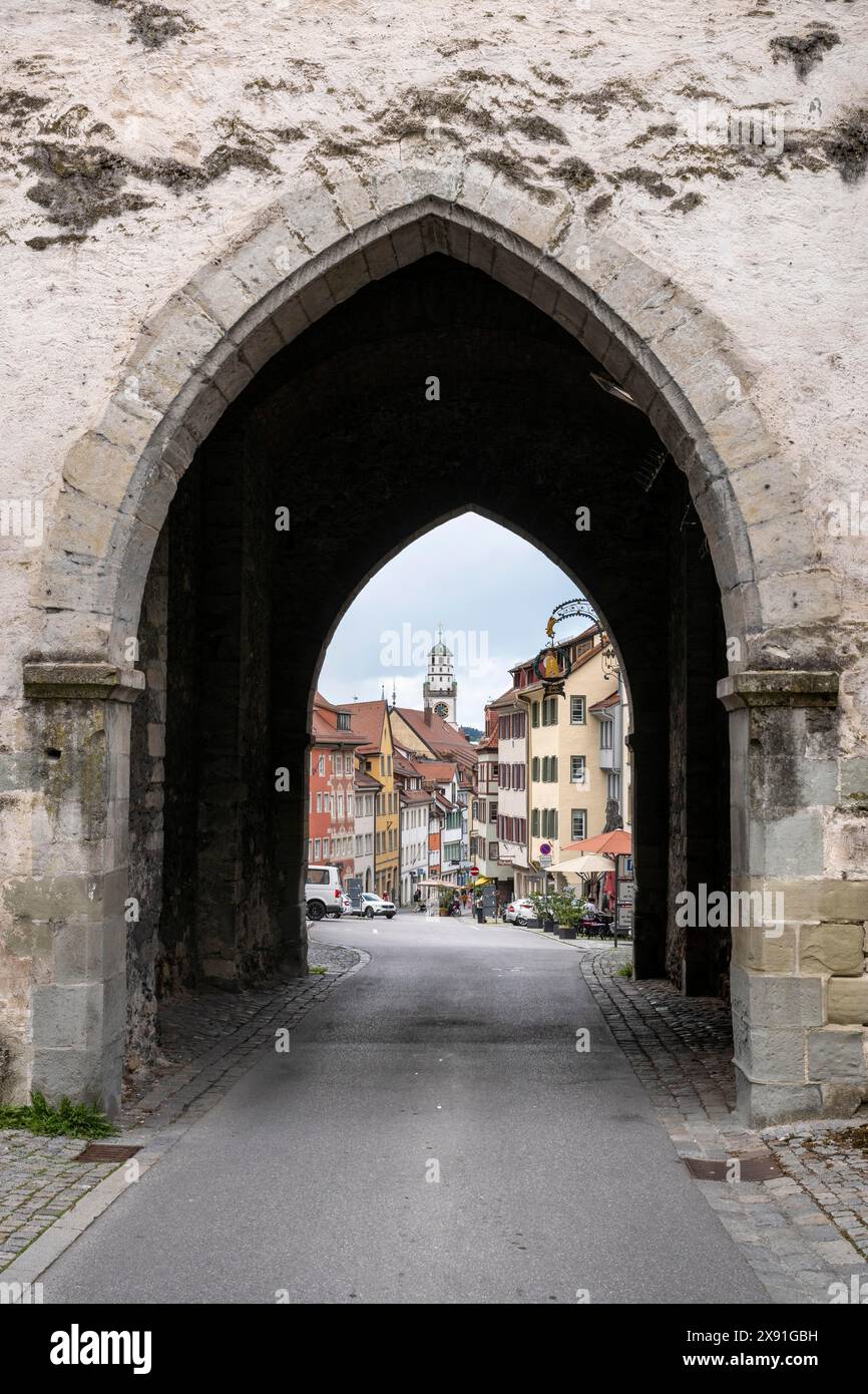 Blick durch das Obertor, das historische Stadttor entlang der Marktstraße zum Blaserturm in der Altstadt von Ravensburg, Stadtteil Ravensburg Stockfoto