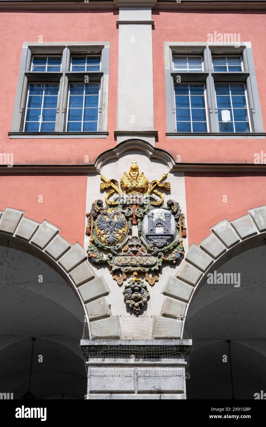 Wappen auf dem alten Theater in der historischen Altstadt von Ravensburg, links der Kaiseradler, rechts das Wappen der Stadt Stockfoto