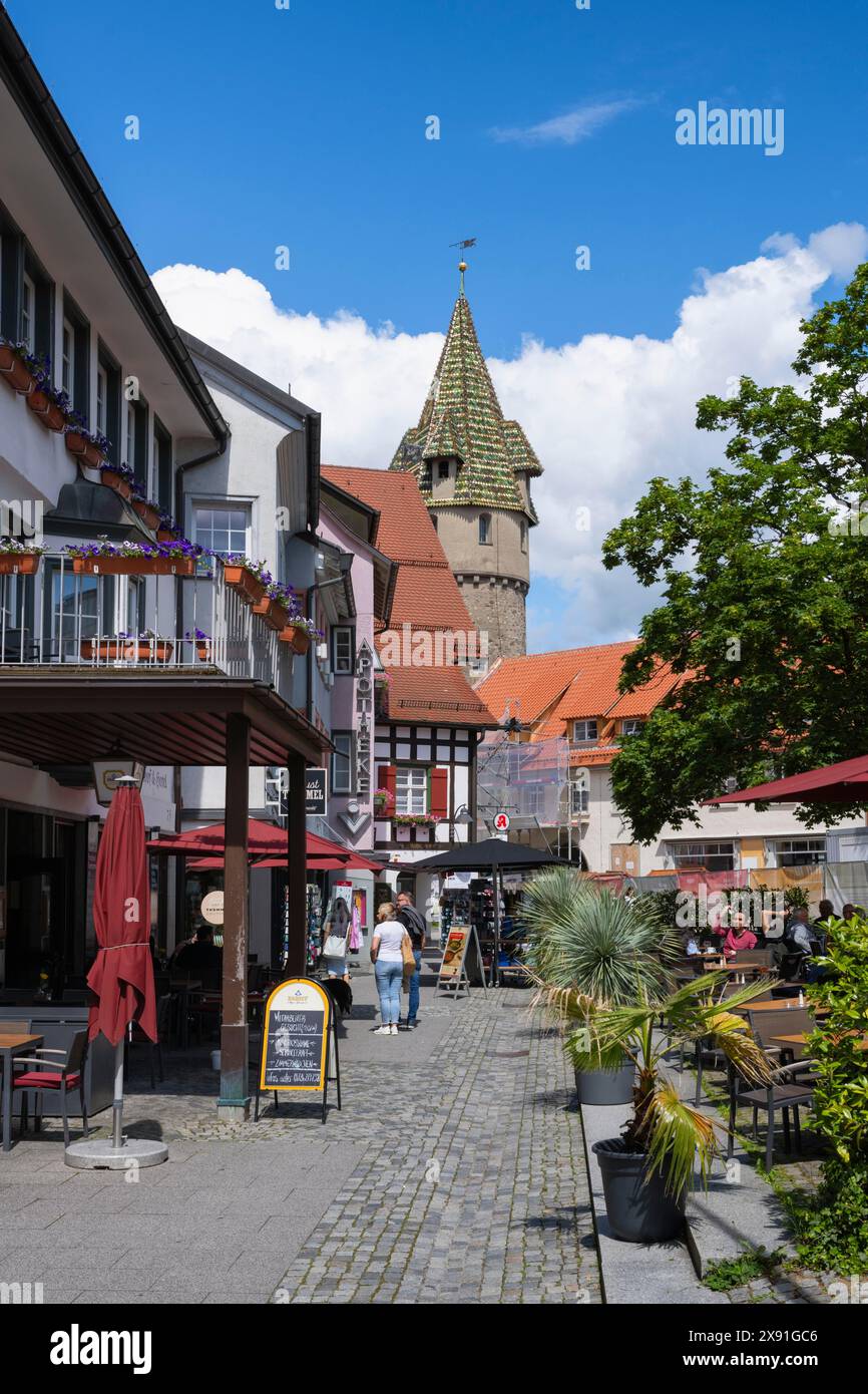Fußgängerzone am Holzmarkt mit grünem Turm in der historischen Altstadt von Ravensburg, Stadtteil Ravensburg, Baden-Wuerttemberg Stockfoto