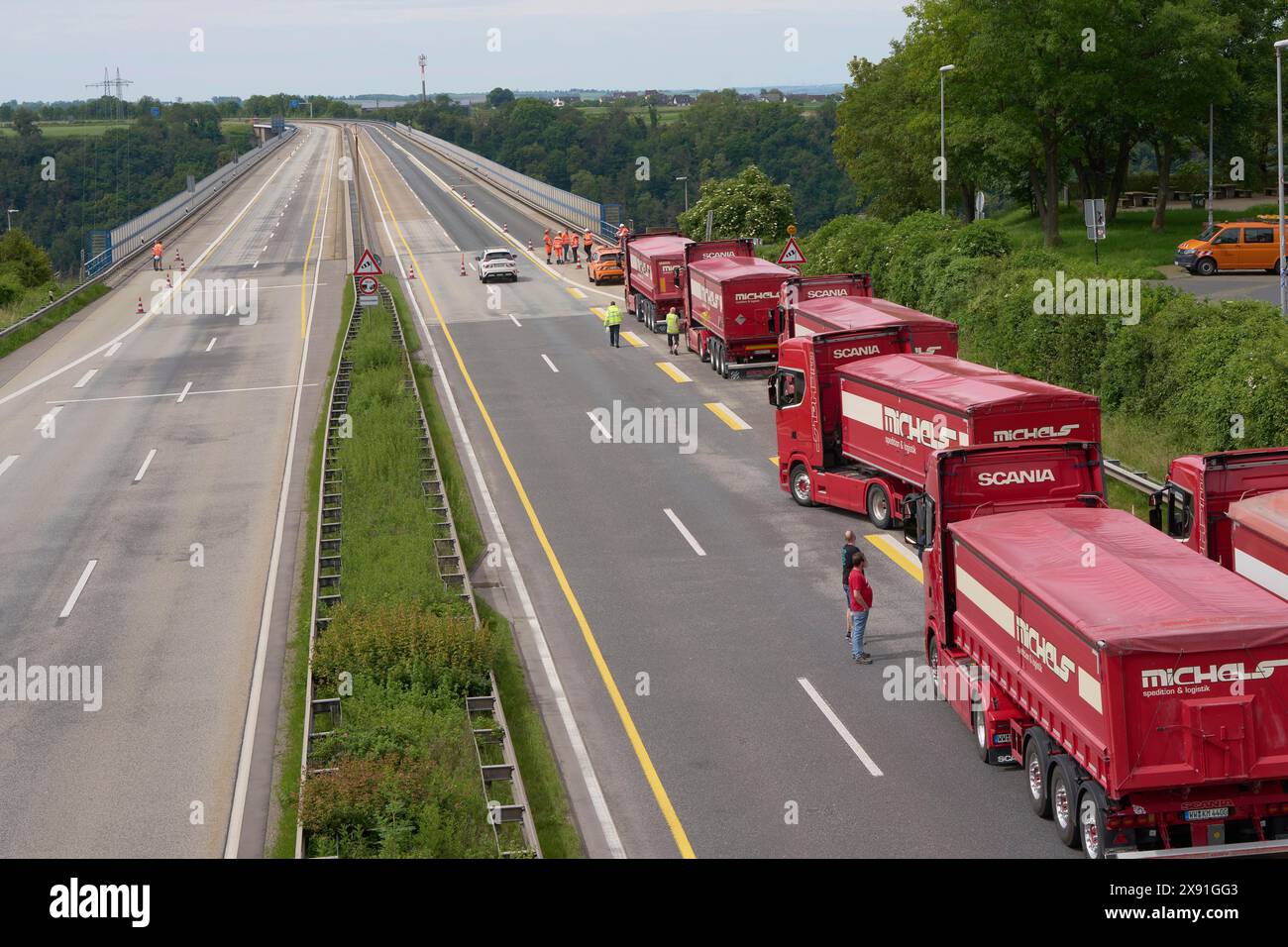Auf der Moseltalbrücke in Winningen stehen während eines Lasttests Lkw mit einem Gesamtgewicht von 960 Tonnen, weshalb die A61-Brücke voll ist Stockfoto