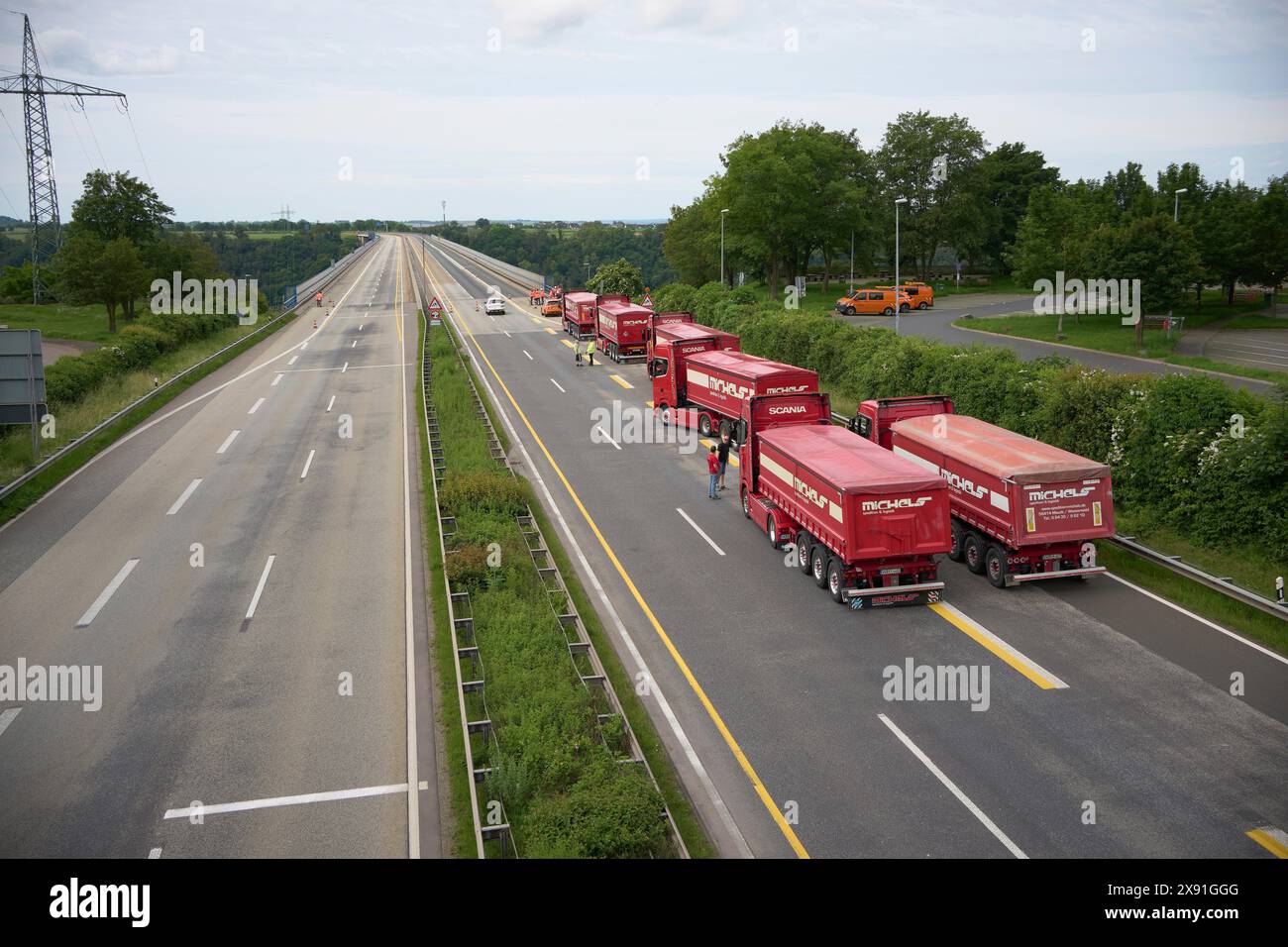 Auf der Moseltalbrücke in Winningen stehen während eines Lasttests Lkw mit einem Gesamtgewicht von 960 Tonnen, weshalb die A61-Brücke voll ist Stockfoto