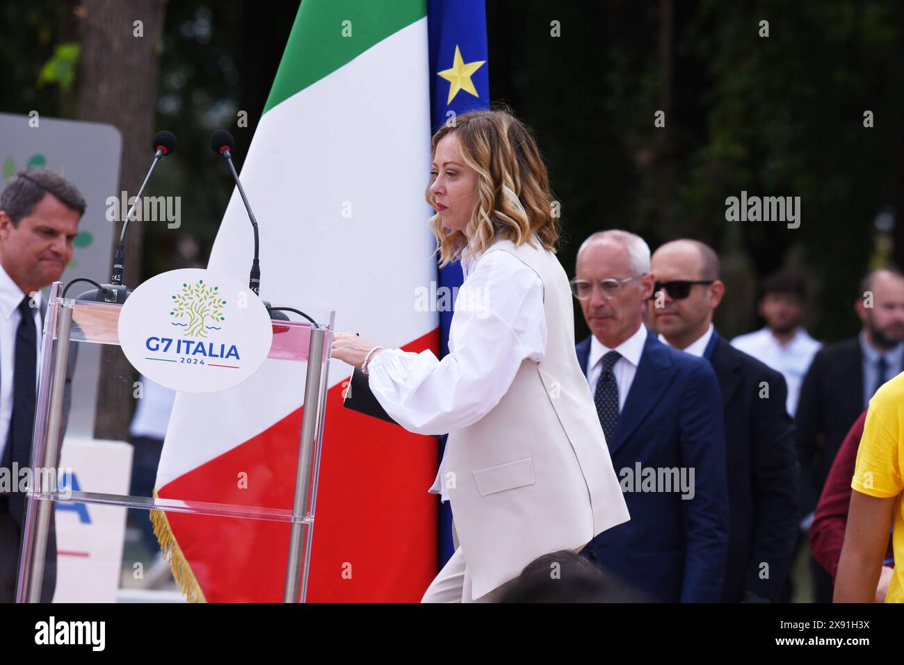 Mai 2024, Caivano, Campania, Italien: CAIVANO, ITALIEN - 28.05.2024: die italienische Premierministerin Giorgia Meloni hielt eine Rede im multifunktionalen Sportzentrum von Caivano, nach dem Ende der Umschulungsarbeiten eines verlassenen Gebiets. Die Arbeiten wurden im Rahmen des Nationalen Plans für Erholung und Resilienz der europäischen Gemeinschaft umgesetzt. Ziel der Initiative ist es, junge Menschen zu retten, um zu verhindern, dass sie Opfer der lokalen Mafia werden. Das Vorhandensein eines Sportzentrums, rapresente ein Signal für die Wiederbelebung des Parco Verde, Bezirk von Caivano, kleine Stadt neben Neapel, die von der Polizei als Gebiet mit hohen Stockfoto