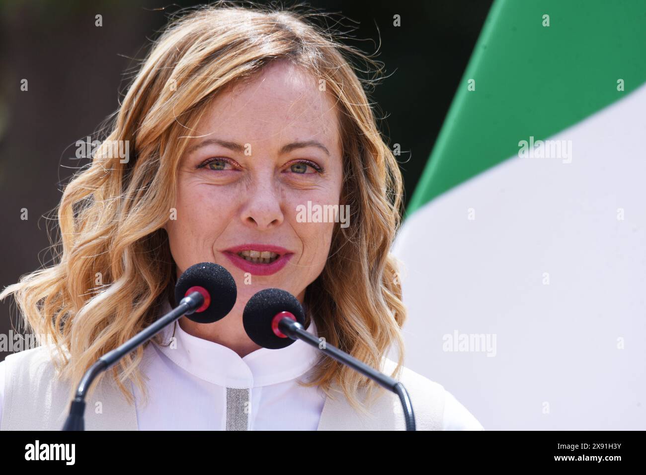 Mai 2024, Caivano, Campania, Italien: CAIVANO, ITALIEN - 28.05.2024: die italienische Premierministerin Giorgia Meloni hielt eine Rede im multifunktionalen Sportzentrum von Caivano, nach dem Ende der Umschulungsarbeiten eines verlassenen Gebiets. Die Arbeiten wurden im Rahmen des Nationalen Plans für Erholung und Resilienz der europäischen Gemeinschaft umgesetzt. Ziel der Initiative ist es, junge Menschen zu retten, um zu verhindern, dass sie Opfer der lokalen Mafia werden. Das Vorhandensein eines Sportzentrums, rapresente ein Signal für die Wiederbelebung des Parco Verde, Bezirk von Caivano, kleine Stadt neben Neapel, die von der Polizei als Gebiet mit hohen Stockfoto