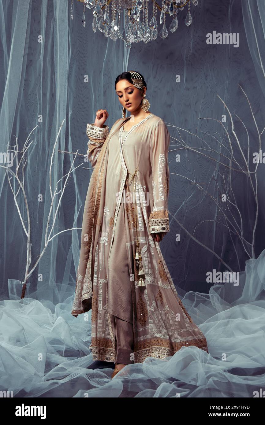Schöne trendige Frau im Designerkleid. Posieren im Studio. Modekonzept. Stockfoto