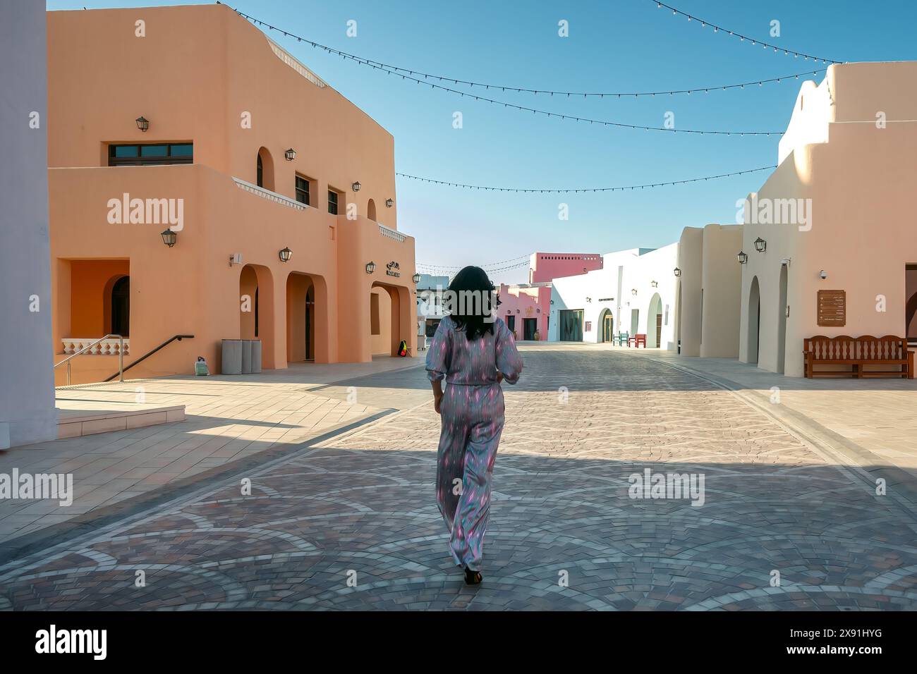 Rückansicht des alten Doha Hafen Tourist Girl Stockfoto