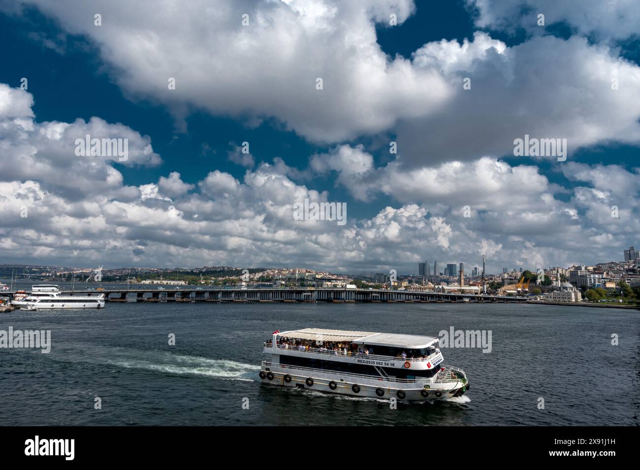 Stadtbild mit Galata Turm über das Goldene Horn in Istanbul, Türkei Stockfoto