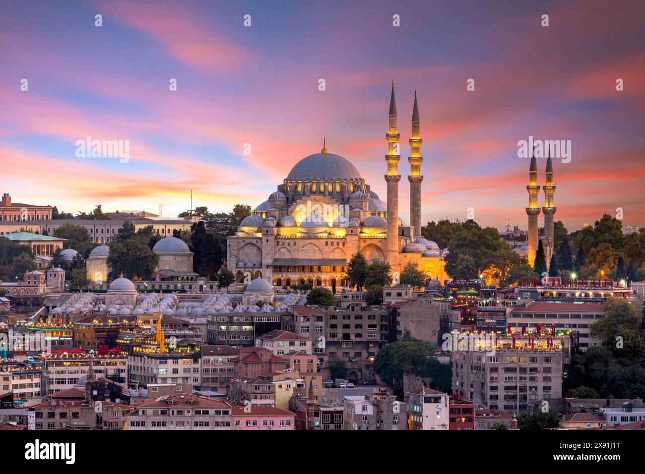 Wunderschöner Blick auf die Suleymaniye Rustem Pascha Moschee Sonnenuntergang. Stockfoto