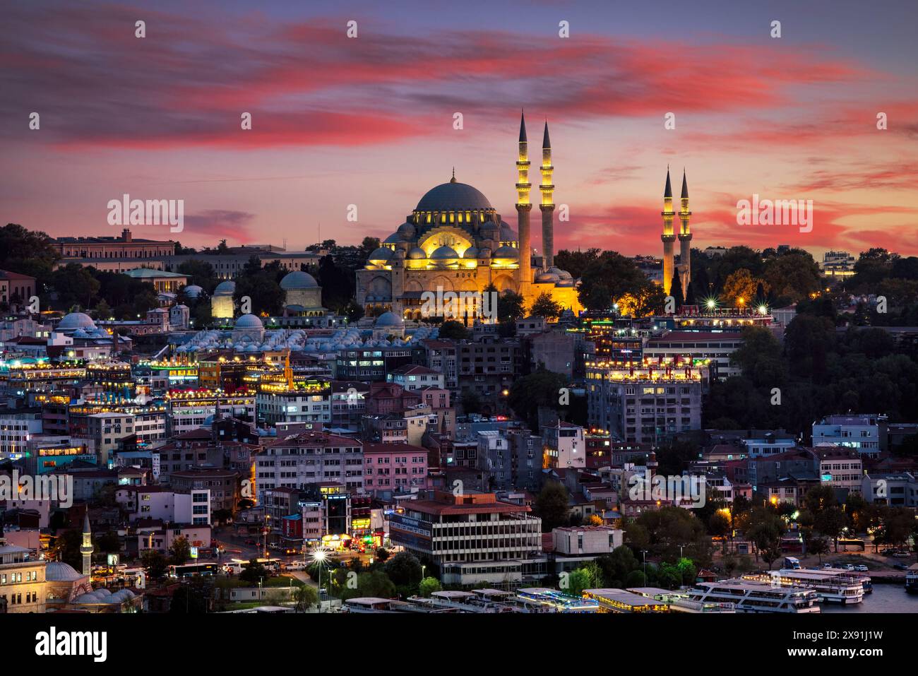 Wunderschöner Blick auf die Suleymaniye Rustem Pascha Moschee Sonnenuntergang. Stockfoto