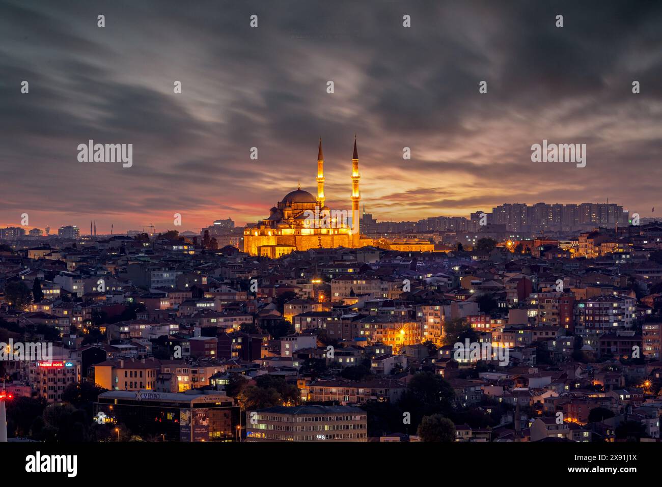 Wunderschöner Blick auf die Suleymaniye Rustem Pascha Moschee Sonnenuntergang. Stockfoto