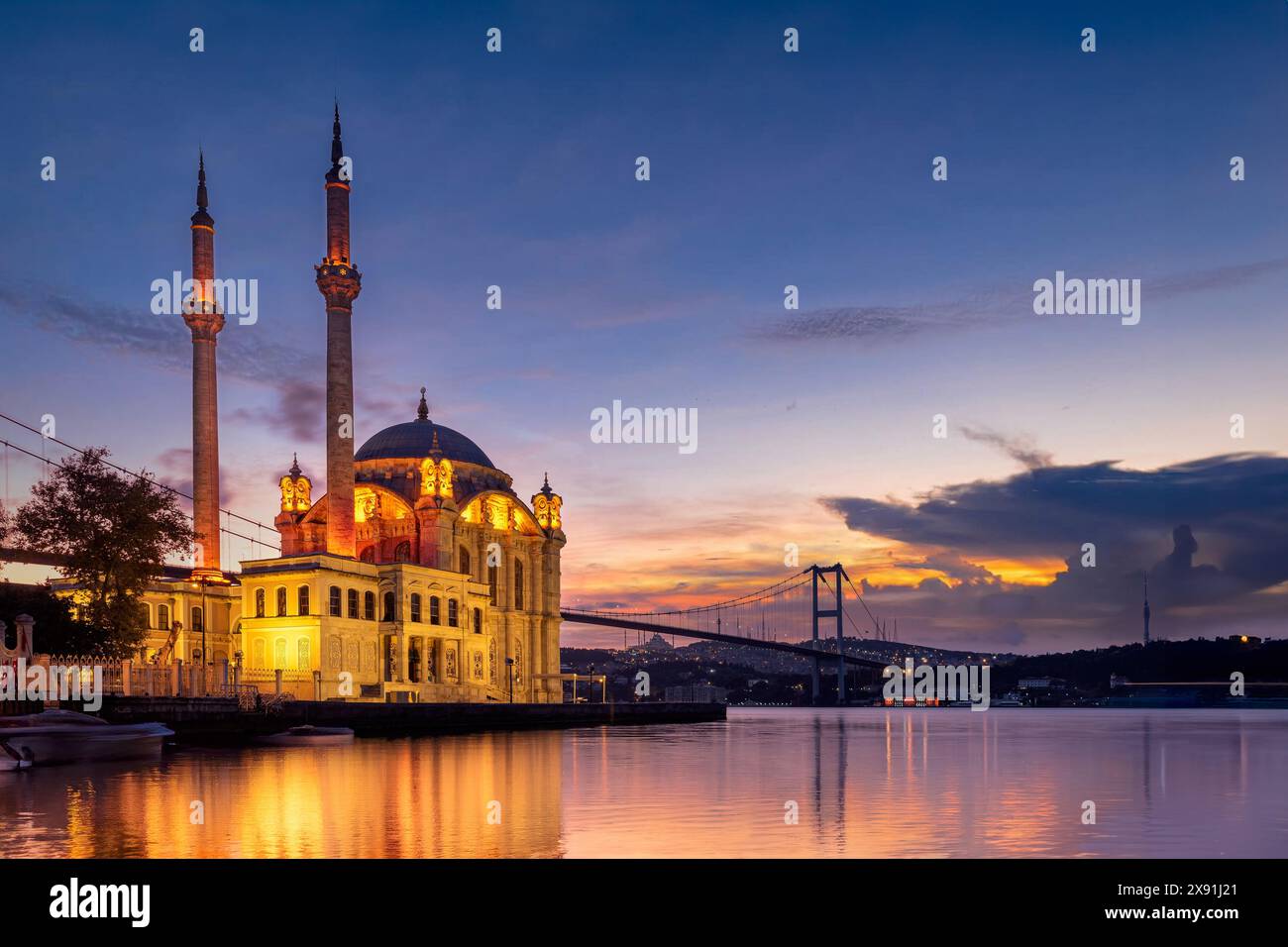 Ortakoy Istanbul Landschaft schöner Sonnenaufgang mit Wolken Ortakoy Moschee und Bosporus Brücke. Stockfoto